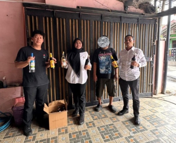 Cegah Gangguan Kamtibmas, Satresnarkoba Polres Cirebon Kota Sita Puluhan Botol Miras Ilegal