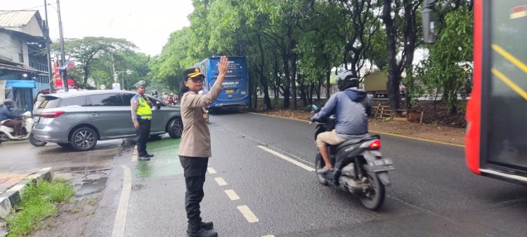 Pelayanan Pagi Restro Tangerang Kota Polisi Lakukan Pengaturan Lalu Lintas di jalan jalan padat lalu lintas