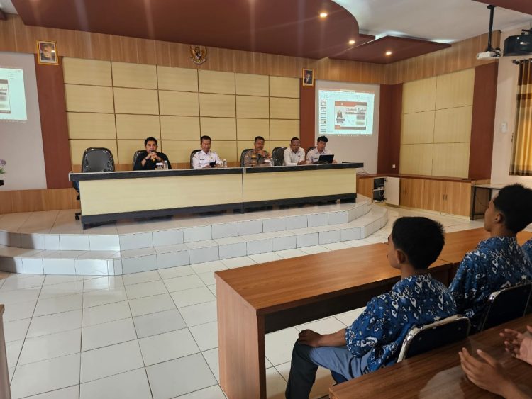 Sat Resnarkoba Polres Cirebon Kota Beri Penyuluhan Bahaya Narkoba ke Siswa SMKN 1 Cirebon