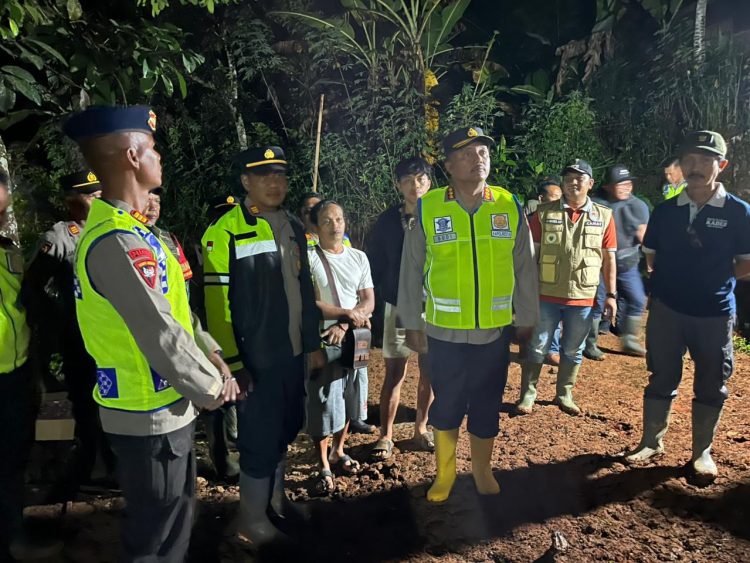 Polri Kerahkan 155 Personel, 4 Anjing Pelacak, dan Perkuat Operasi SAR Longsor Cibeunying 21 Warga Tertimbun