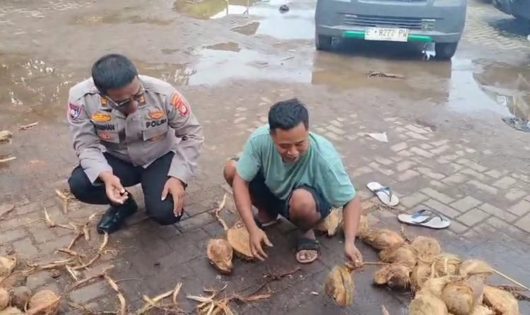 Unit Bhabinkamtibmas Laksanakan Giat Sambang Pedagang Kelapa di Pasar Babakan Dalam Rangka Implementasi Program Jaga Jakarta