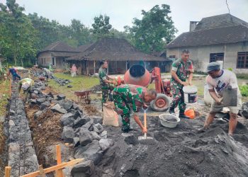 Babinsa Hadir untuk Masyarakat, Bantu Bangun Pondasi Rumah