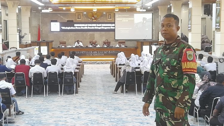 Babinsa Kebonbaru Dampingi Pendidikan Politik dan Demokrasi bagi Pelajar SMA se-Kota Cirebon