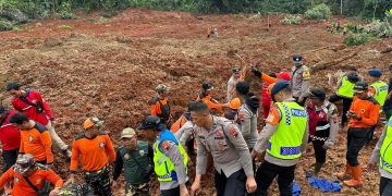 Polri Kerahkan 155 Personel, 4 Anjing Pelacak, dan Perkuat Operasi SAR Longsor Cibeunying 21 Warga Tertimbun