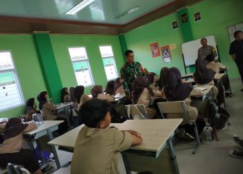 Babinsa Kelurahan Sukapura Berikan Materi Wawasan Kebangsaan serta Dampak Pergaulan Bebas di MTsN 1 Kota Cirebon