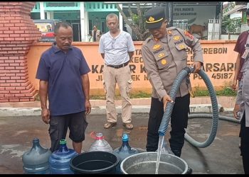 ‎9.000 Liter Air Bersih Didistribusikan Polresta Cirebon untuk Warga Mekarsari dan Gunungsari Pasca Banjir