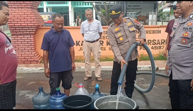 ‎9.000 Liter Air Bersih Didistribusikan Polresta Cirebon untuk Warga Mekarsari dan Gunungsari Pasca Banjir