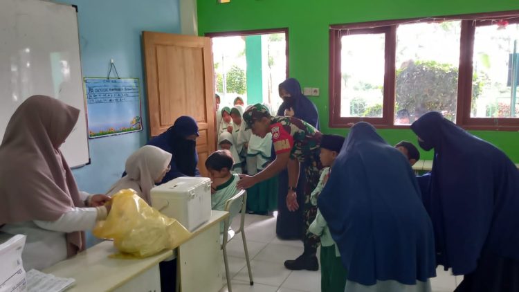 Wujudkan Generasi Sehat, Babinsa Koramil Klego Dampingi BIAS