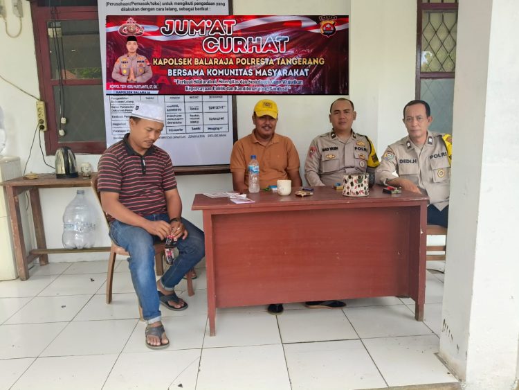 Sambang & Jum’at Curhat Anggota Bhabinkamtibmas Polsek Balaraja Polresta Tangerang di Kantor Desa Perahu