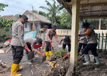 Satbrimob Polda Jawa Timur Perkuat Operasi Kemanusiaan Pasca Erupsi Semeru