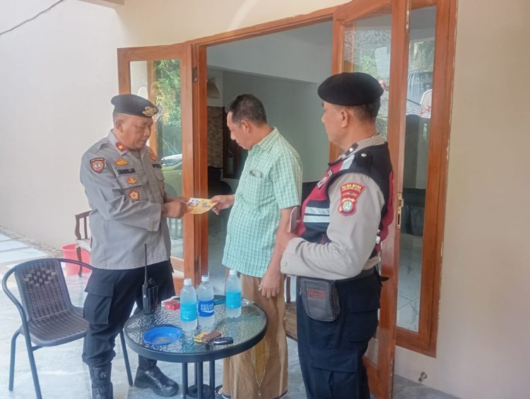 Sambil patroli dialogis Sat Samapta sosialisasikan layanan Call Center 110