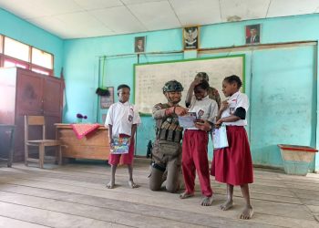 Satgas Ops Damai Cartenz Berbagi Buku Bacaan kepada Anak-Anak Sekolah di Intan Jaya