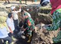 Dukung Percepatan Pembangunan, Anggota Koramil 0808/15 Gandusari Bersama Forkopimca Laksanakan Peletakan Batu Pertama Pembangunan KDKMP