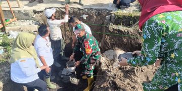 Dukung Percepatan Pembangunan, Anggota Koramil 0808/15 Gandusari Bersama Forkopimca Laksanakan Peletakan Batu Pertama Pembangunan KDKMP