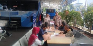 Itwasda Polda Metro Jaya Sosialisasikan SP4N-Lapor kepada Warga di Samsat Keliling