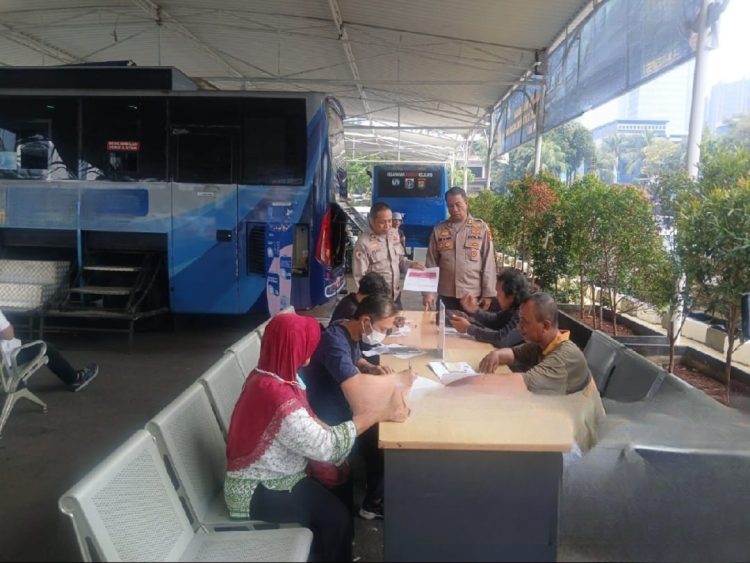 Itwasda Polda Metro Jaya Sosialisasikan SP4N-Lapor kepada Warga di Samsat Keliling